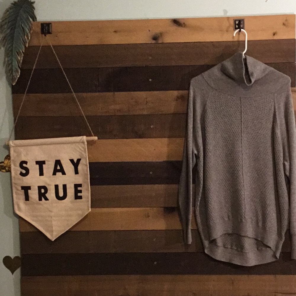 Gap hi-lo turtleneck